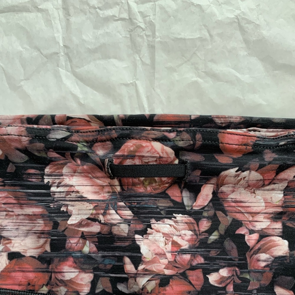 Lululemon Women’s Fast & Free Black & Pink Floral High Rise Nulux Crop 19” | 4 - Picture 9 of 12